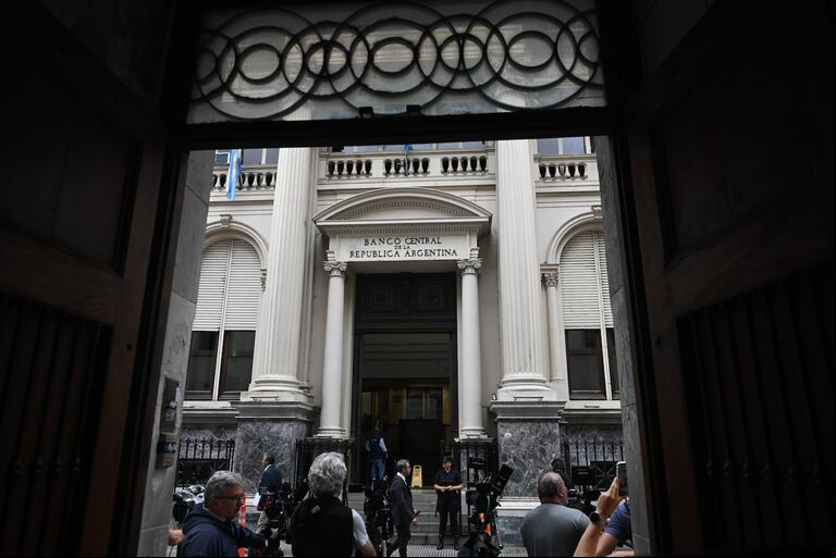 La mesa de enlace solicitó una reunión urgente con autoridades del Banco Central para abordar la sobretasa bancaria que afecta a quienes retienen más del 5% de su cosecha de soja sin vender. (Foto: Leo Vaca/Télam).