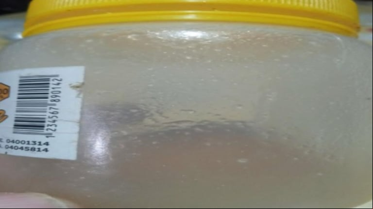 La “Miel Pura de Abeja, marca Chérie de Tandil” fue retirada del mercado tras detectarse que utilizaba registros sanitarios inexistentes y un rotulado falso. (Foto: ANMAT).