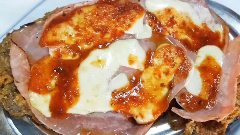La milanesa a la napolitana de El Obrero, tal como la presenta Taste Atlas. Foto: Taste Atlas.