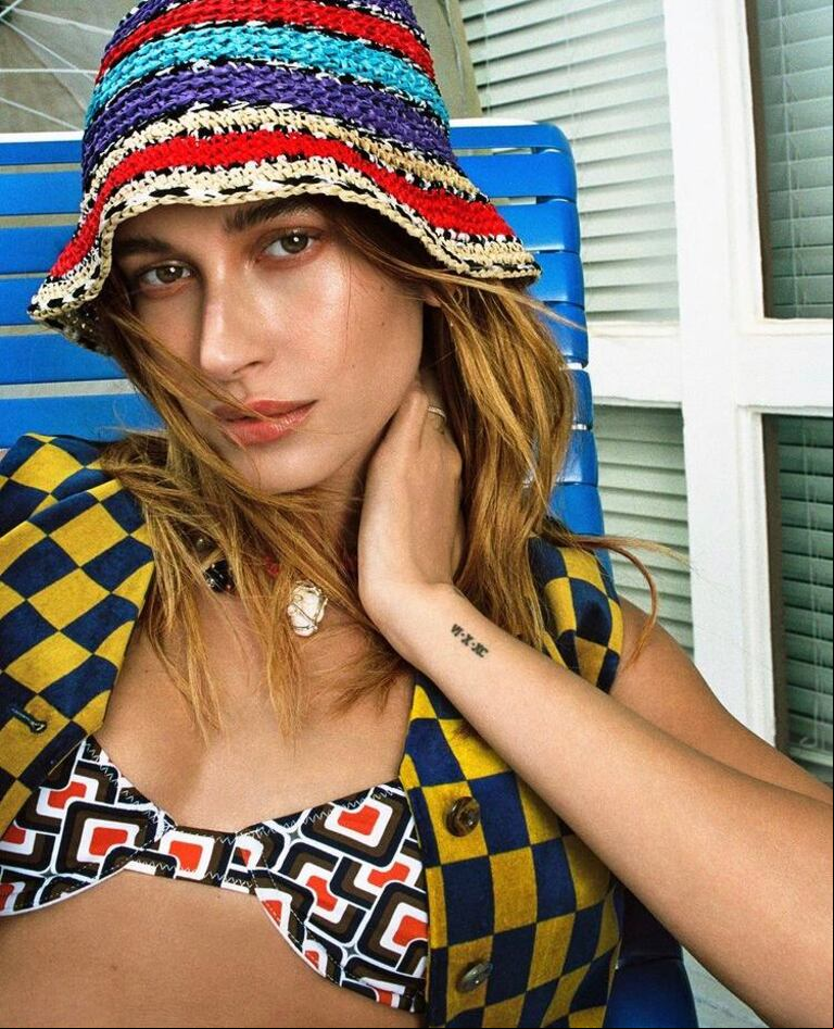 La modelo posó para Vogue con un piluso de crochet.