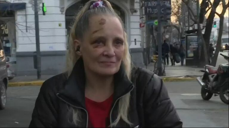 La mujer atacada sufrió golpes en la cara. (Foto: captura eltrece)