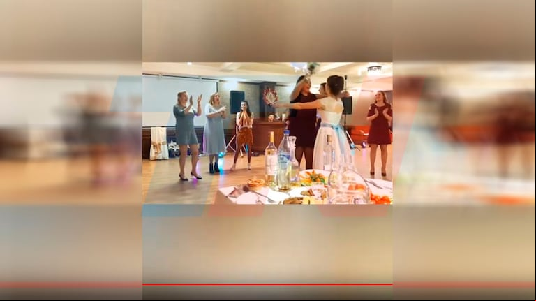 La mujer atrapó el ramo lanzado por la novia rusa (Foto: tn-ar.noticiasalagoanas.com).