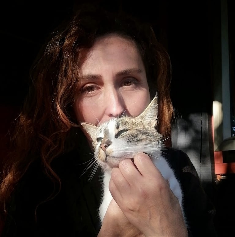 La mujer junto a su gato. (Foto: Facebook / Andrea Rojas Murillo)