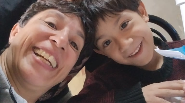 La mujer tenía 47 años y su hijo, 6. (Foto: Facebook / Micaela Andrea Lator).