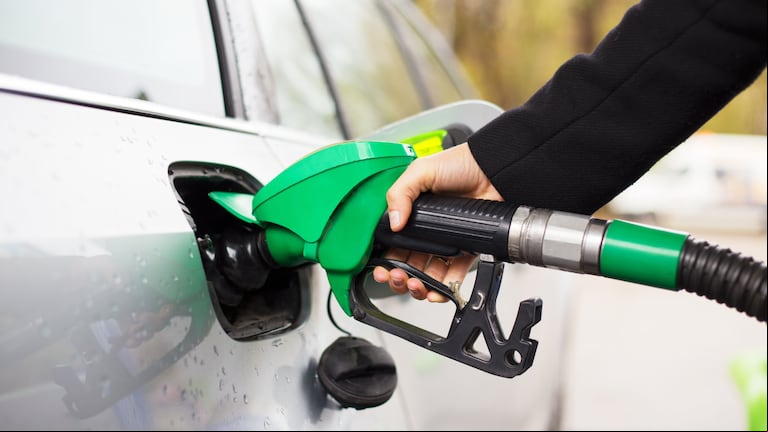 La nafta aumentará un 0,4% por la actualización de impuestos y las petroleras definirán el porcentaje final. (Foto: Adobe Stock).