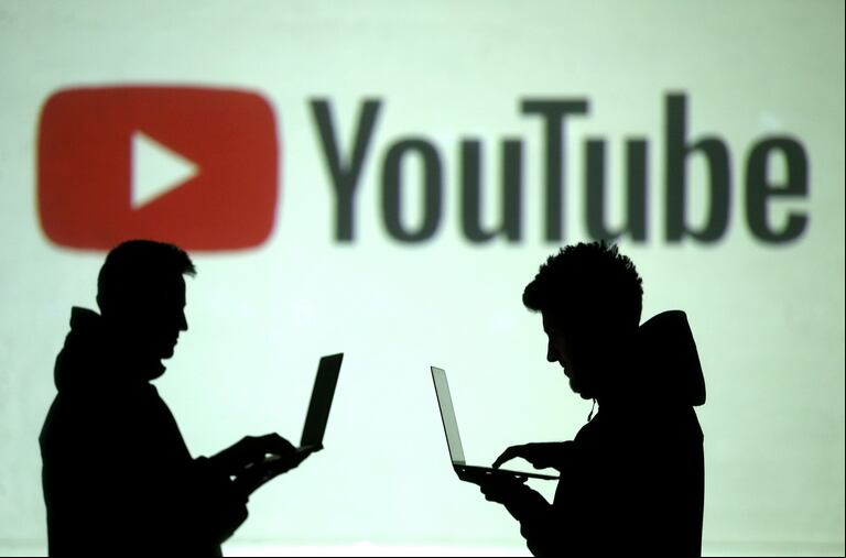 La nueva opción, más barata que el servicio , elimina las publicidades de la mayoría de los videos, excepto en contenido musical y Shorts.(Foto: Reuters/Dado Ruvic).