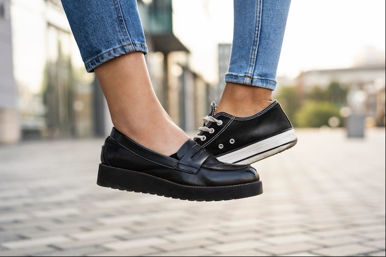 La nueva tendencia que combina estilo y comodidad son los mocasines. (Foto: Freepik)