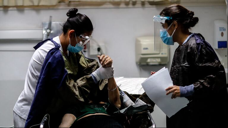 La ocupación de camas de terapia intensiva es la más baja en más de un año y los expertos evalúan que esa situación da margen para un eventual crecimiento de contagios (Foto: EFE)