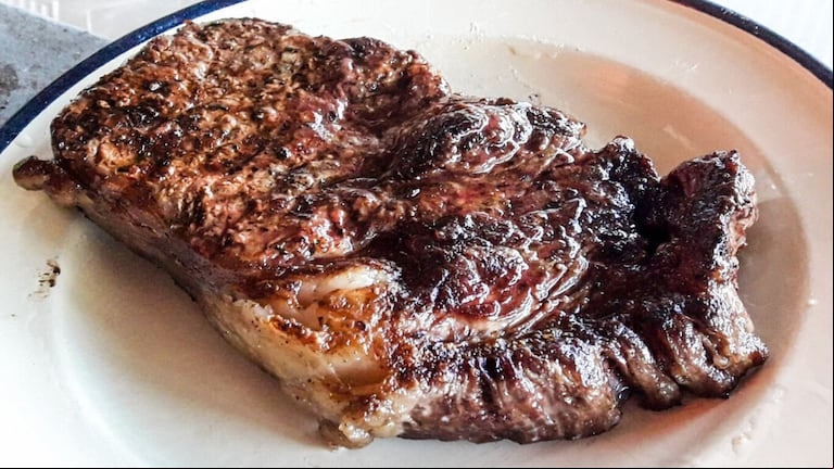 La parrilla argentina se destaca en la carta de este resto grill ubicado en el Tigre. Acepta mascotas y ofrece desayunos, almuerzos, meriendas y cenas. (Foto: instagram @latianiata)