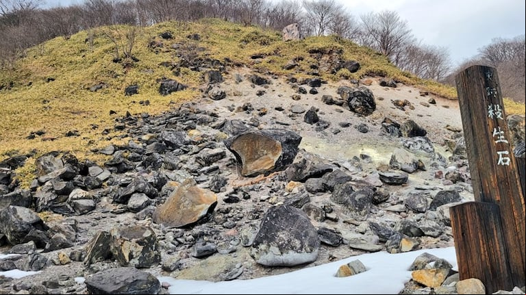 La piedra que desata al demonio se partió en dos. (Foto: Twitter/@Lily0727K)