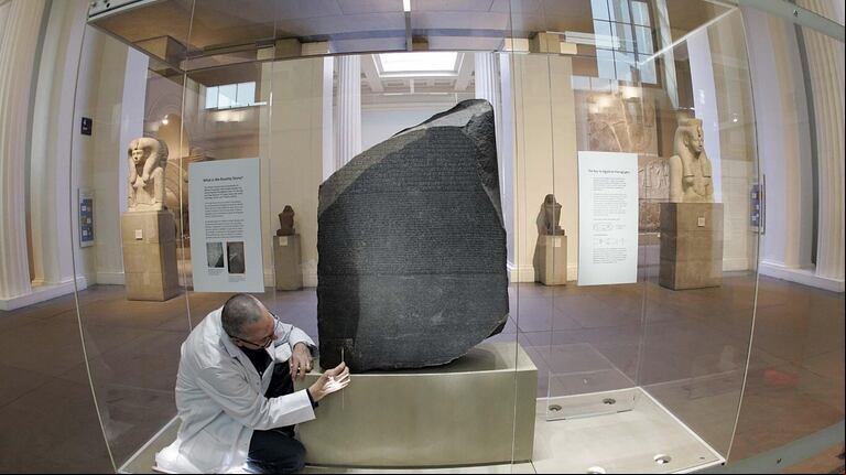 La piedra rosetta es una losa de granito que data del 196 a.c. con una inscripción que fue la clave para descifrar los jeroglíficos egipcios. Fue encontrada por las tropas sas en 1799 cerca de la ciudad de Rashid (rosetta) en el bajo Egipto  (Foto: AP)