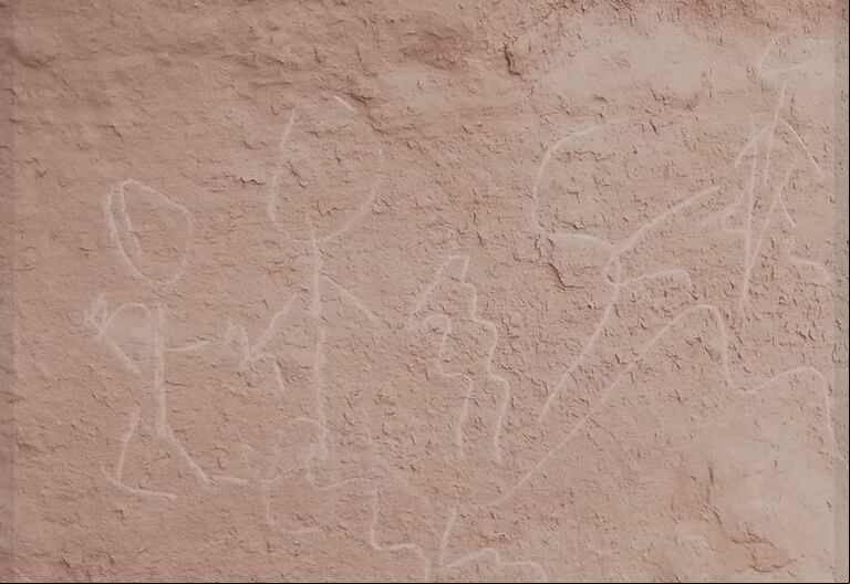 La pintada que realizó un turista cordobés. (Foto: captura de video).