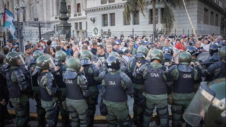 La policía aplica el protocolo antipiquetes en la tercera marcha de los jubilados al Congreso. (Foto: Nicolás González - TN).