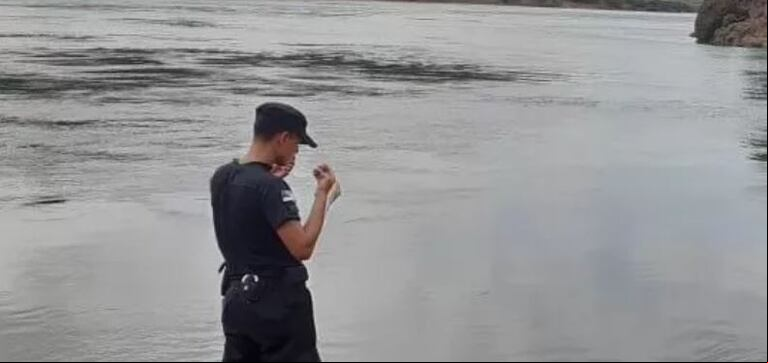La policía de Misiones rescató el cuerpo que flotaba en el Rïo Paraná. (Foto: El Territorio).
