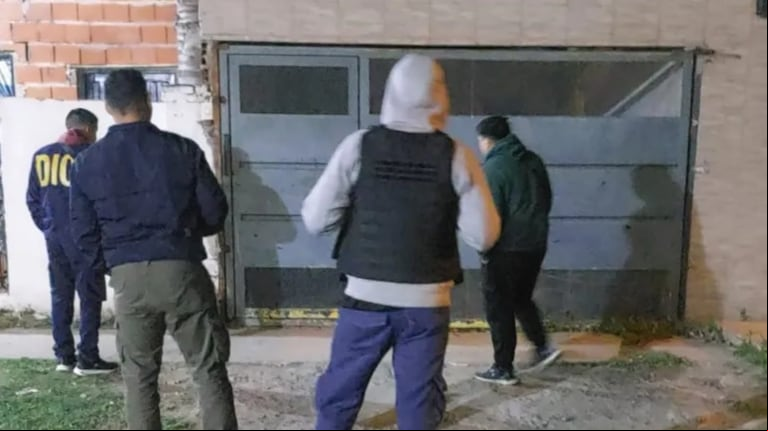 La policía investiga la escena del crimen donde Luciano Ezequiel González Valussi, de 19 años, fue apuñalado mientras defendía a su amiga. (Foto: Diario TAG).