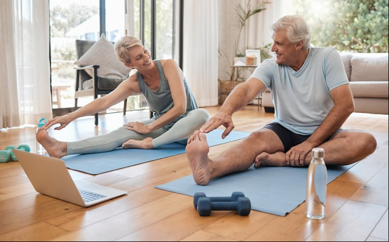 La práctica del yoga es una buena actividad para hacer en pareja. (Foto: Adobe Stock)