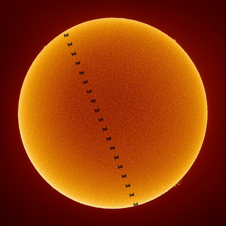 La primera APOD del fotógrafo. La tomó en 2019, un año del mínimo histórico de actividad solar. Frente al astro, se ve el tránsito de la Estación Espacial Internacional. (Foto: Cortesía de Eduardo Schaberger)