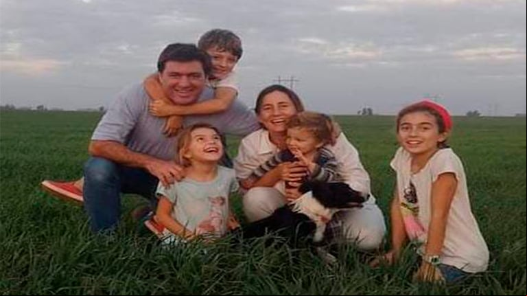 La productora agropecuaria Denise Stephani Campion junto a su marido Marcos y sus hijos.