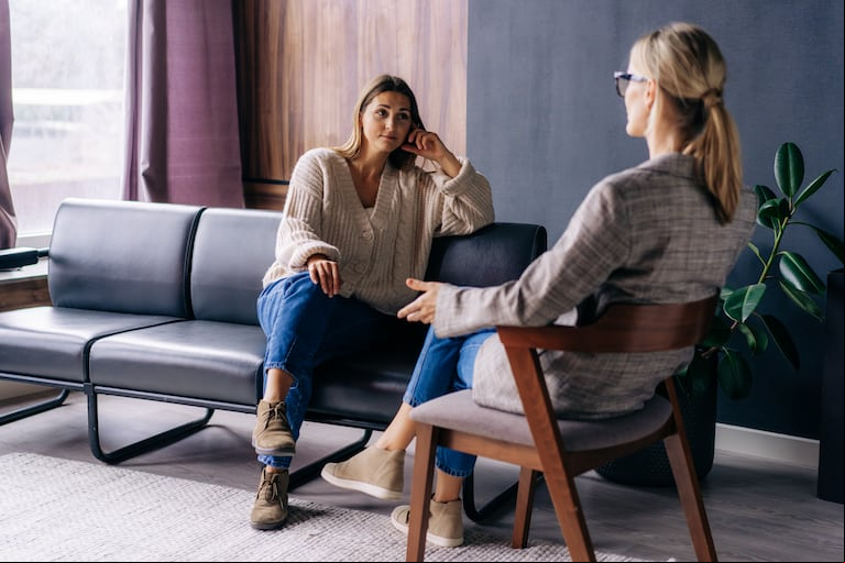 La psicoterapia es una herramienta para detener la verborragia. (Foto: AdobeStock)