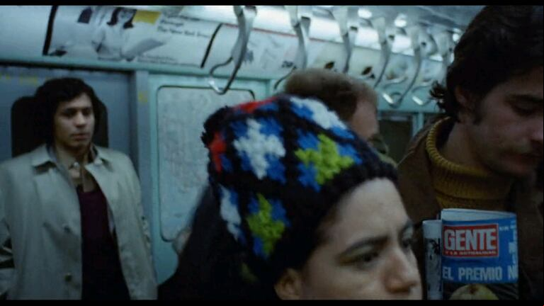 La revista Gente se ve en una escena de "o en Francia". (Foto: captura de YouTube)