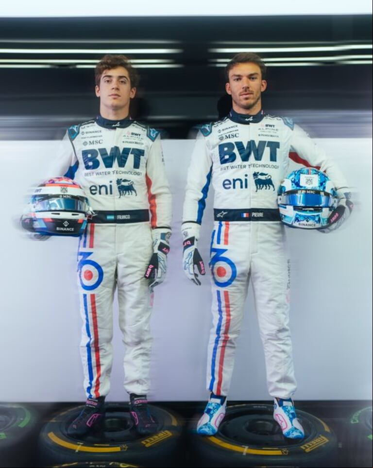 La ropa que usarán el argentino y el francés en el GP de Barcelona. (Foto: @AlpineF1Team/Twitter)