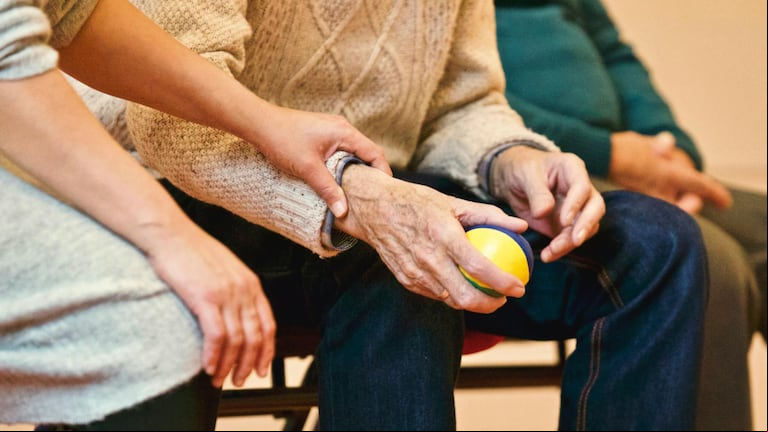 La salud ósea y muscular es fundamental en las personas de edad avanzada. (Foto: Pexels).