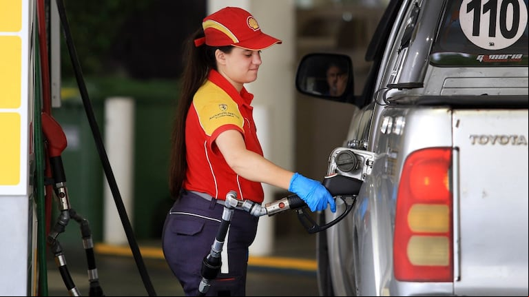 La Secretaría de Energía decidió aplazar la suba de los impuestos a las naftas y el gasoil para “mitigar el impacto en los precios del surtidor”. (Foto: NA)