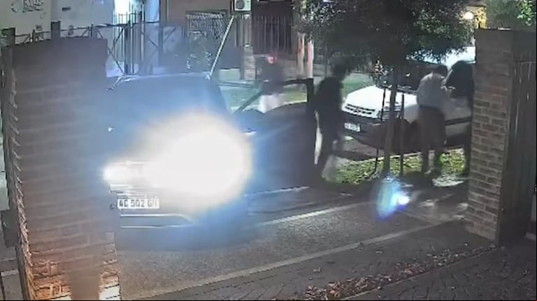 La secuencia fue registrada por la cámara de seguridad de la casa de la víctima. (Foto: captura de video)