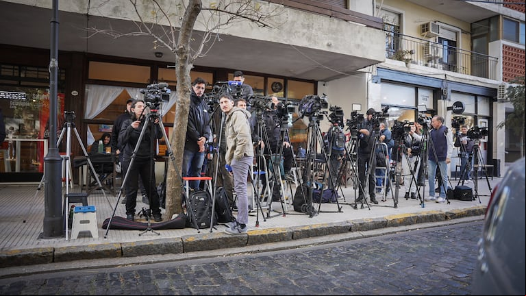 La segunda hija de Diego fue esperada con mucha expectativa por la guardia periodística (Foto: TN/Nicolás González).