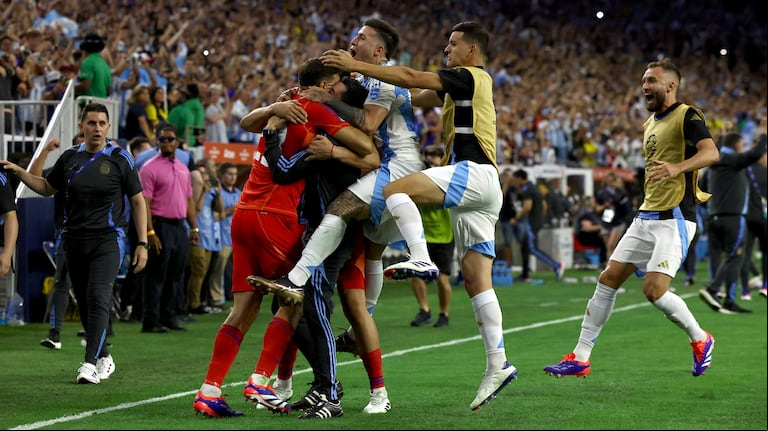 La Selección argentina le ganó por penales a Ecuador: el Dibu Martínez fue figura. (Foto: Reuters)