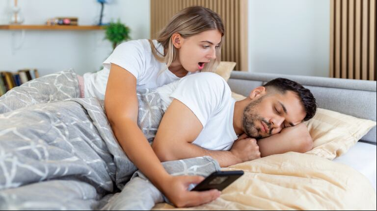 La sorpresa al revisar el celular puede decir más del vínculo que el en sí. (Foto: AdobeStock)