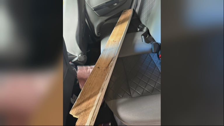 La tabla de madera con la que los trapitos agredieron al médico. (Foto: Mediodía Noticias)