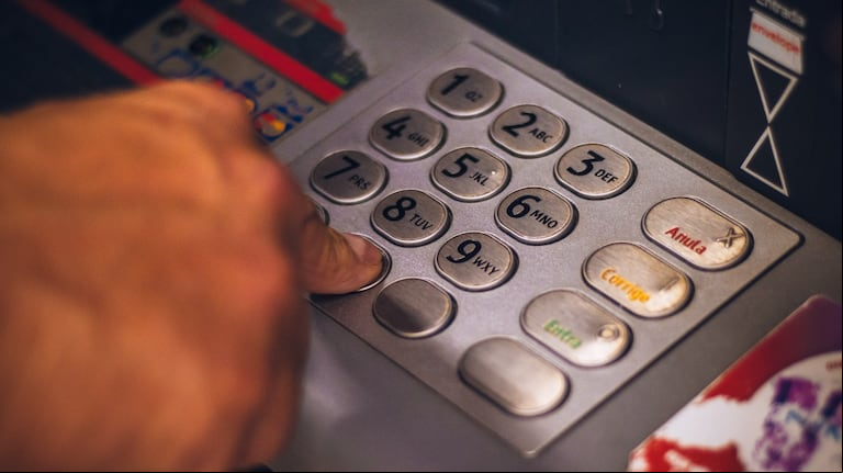 La tecla que sí o sí tenés que tocar al extraer efectivo del cajero automático para evitar estafas (Foto: Pexels).