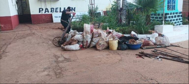 La tierra que extrajeron los presos para hacer el pozo estaba almacenada en varias bolsas (Foto: Gentileza Monumental 1080 AM)
