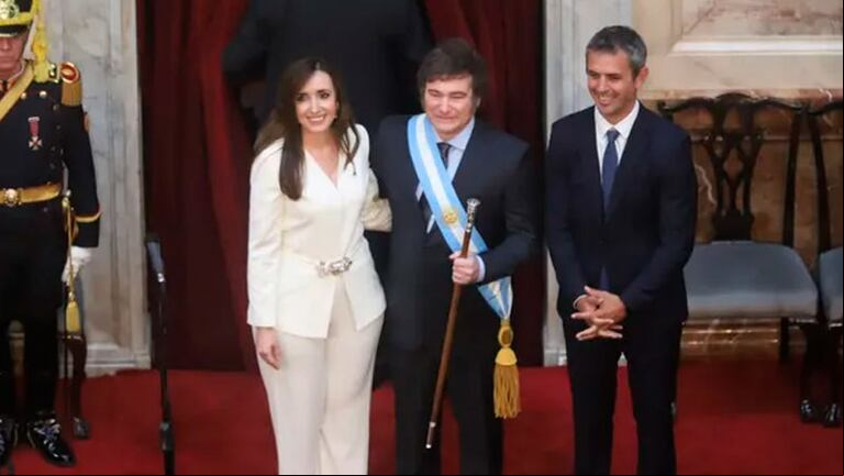 La titular del Senado, Victoria Villarruel, junto al jefe de Estado, Javier Milei, y el presidente de Diptuados, Martín Menem (Foto: TN).