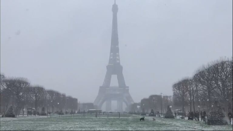 La Torre Eiffel y otros monumentos emblemáticos de París se cubrieron de un manto blanco en medio de la intensa nevada que tuvo lugar en la capital sa. (Foto: Captura de TN)