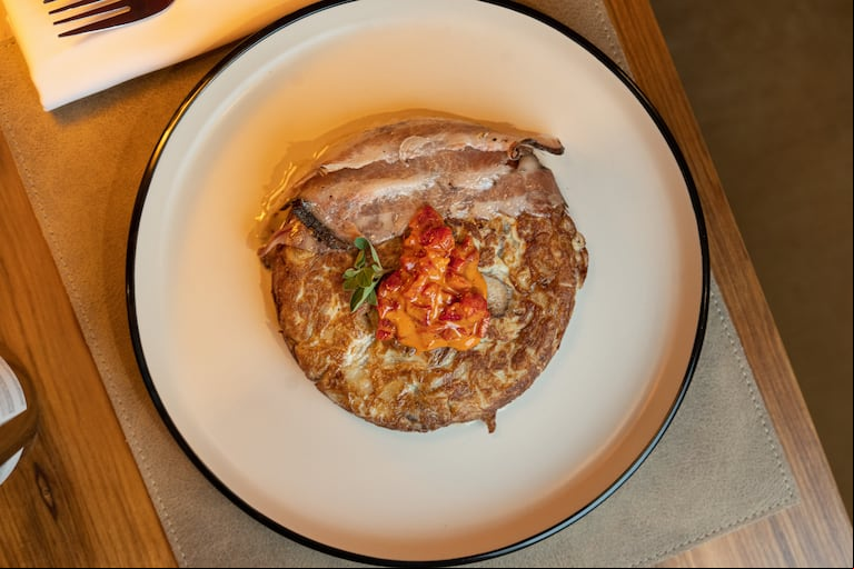 La tortilla de papa y hongos de Sebastián Iraola. (Foto: gentileza Idilio/Joni Morel).
