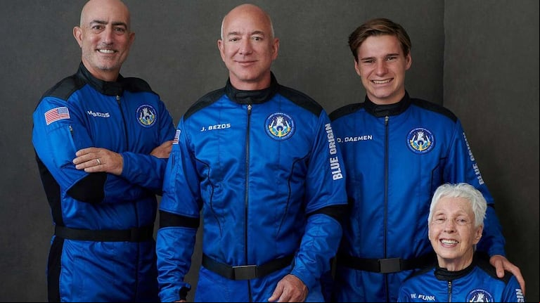 La tripulación: los hermanos Bezos junto a Oliver Daemen, el astronauta más joven de la historia, y Wally Funk, la astronauta más longeva. (Foto: Blue Origin).