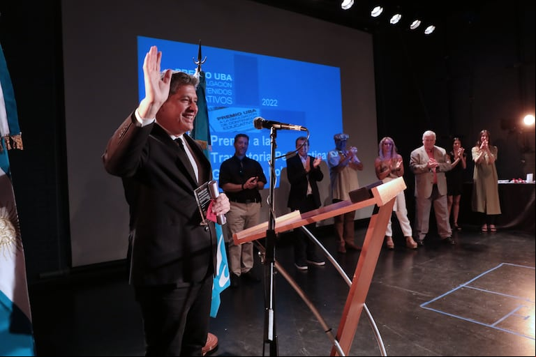 La UBA distinguió a Guillermo Lobo por su fuerte compromiso periodístico. (Foto: UBA)