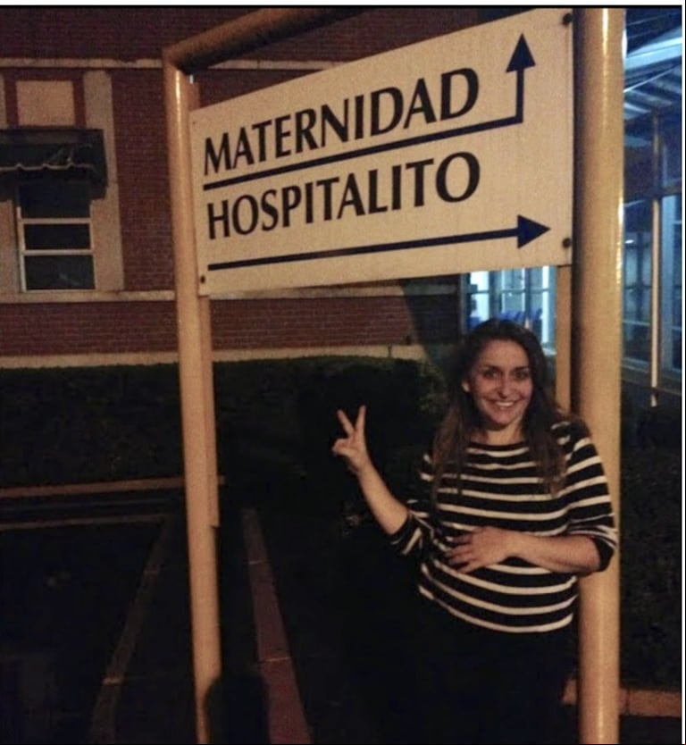 "La última foto sonriendo, subiendo las escalinatas del hospital con la panza, muy contenta, fue la última vez que me reí en años", asegura la periodista sobre los minutos antes del nacimiento de Lucca. (Foto gentileza Bárbara Anderson)