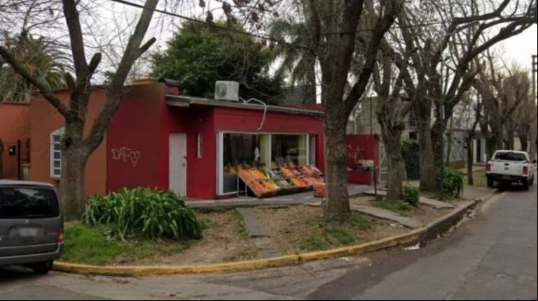 La verdulería donde fue encontrada la joven desnuda. (Foto: LaPlata1).