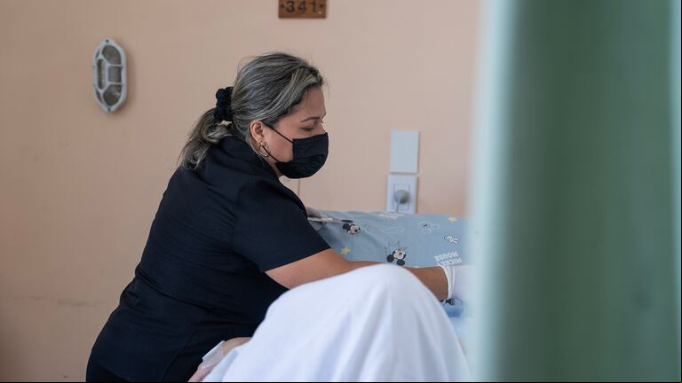 La voluntaria Margot Bahamonde durante una sesión de maquillaje. (Foto: Agustina Ribó/TN)