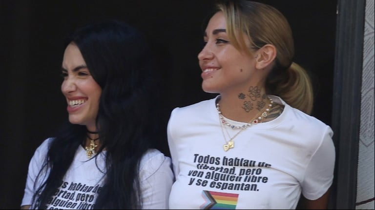 Lali Espósito y María Becerra en la marcha del orgullo LGTB+. (Foto: EFE)