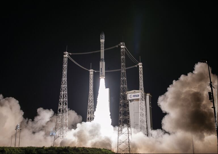 Lanzamiento del cohete Vega VV07 desde el Puerto Espacial Europeo en la Guayana sa el 16 de septiembre de 2016, con cinco satélites de observación de la Tierra.