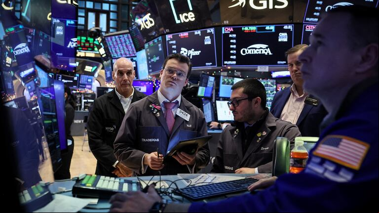 Las acciones argentinas bajan en la Bolsa de Nueva York (NYSE). (Foto: Brendan McDermid/Reuters).