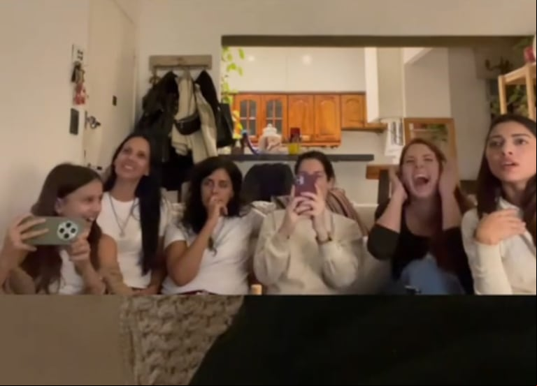 Las amigas empezaron a gritar al ver su aparición en la serie del momento. (Captura: TikTok/@vir__lopez)