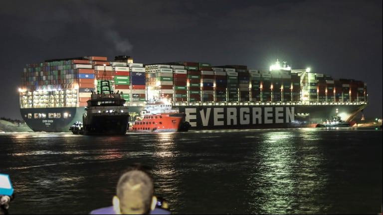 Las autoridades egipcias trabajan a contrareloj para desencallar el buque Ever Given. (Foto: AP)