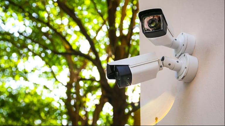 Las cámaras de seguridad deben estar presentes para seguridad propia y no para invadir la intimidad de otros (Foto: Adobe Stock).