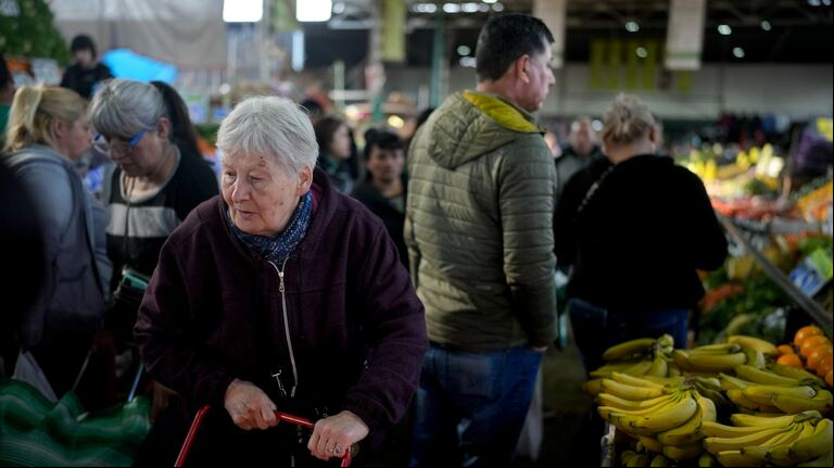 Las claves del DNU que modifica la fórmula de movilidad jubilatoria: cómo y desde cuándo serán los aumentos. (Foto: AP/Natacha Pisarenko).
