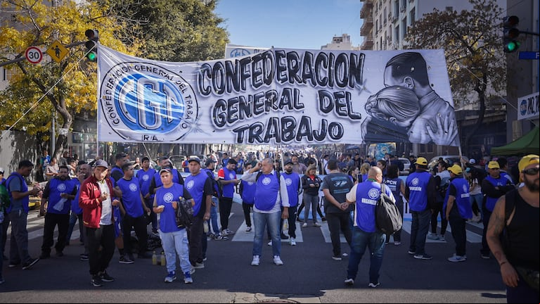 Las columnas de manifestantes comenzaron a marchar desde el mediodía. (Foto: Nicolás González).
